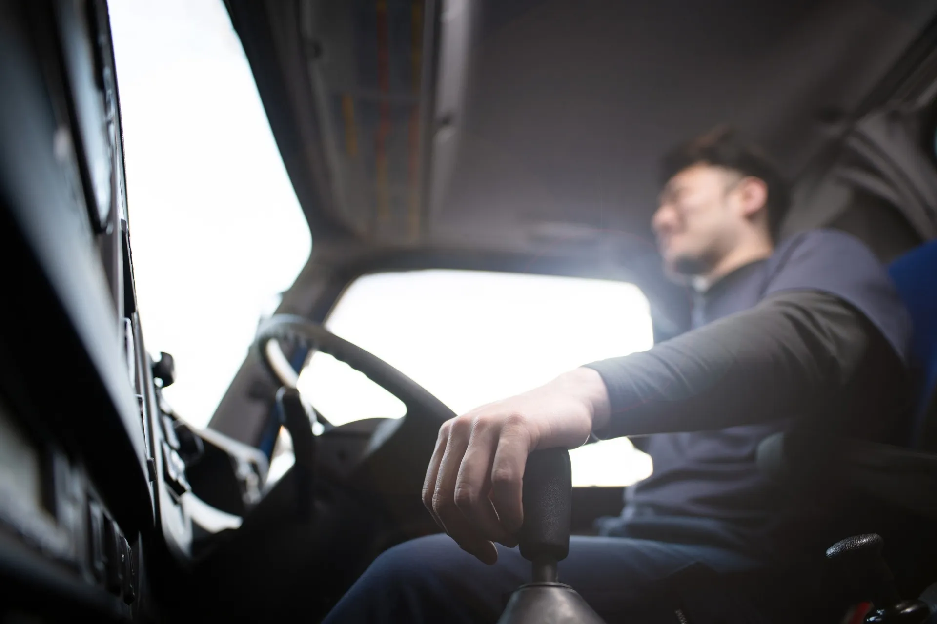 設備機器などを配送する中型ドライバー